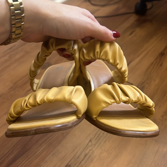 WHITE MOUNTAIN butter yellow sandals - Picture 2 of 6